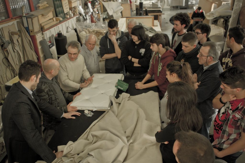Maestros artesanos y estudiantes del CFP Terragni de Meda realizan el proyecto de Crowdcrafting divanoXmanagua