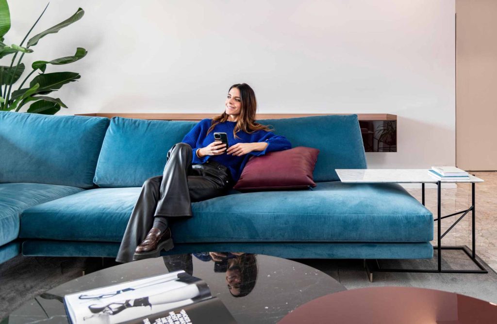 Salón de diseño by BertO Alessandria: Eva Squillari sentada en el sofá Dee Dee.