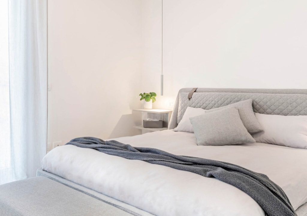 Dormitorio con cama Chelsea - Proyecto de BertO para una casa con piscina a las afueras de Milán.