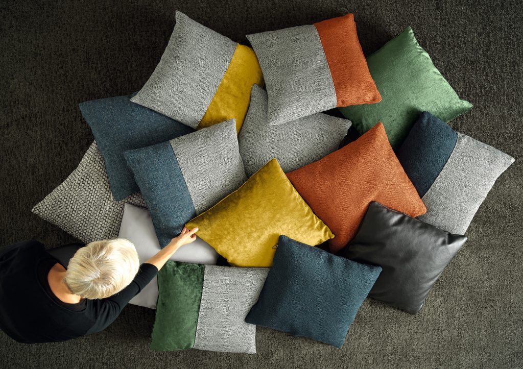 Cómo combinar los cojines con tu sofá de diseño